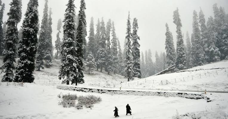 Kashmir, What Is Chillai Kalan, Chillai Kalan, winter in Kashmir, Kashmir weather, severe cold, Gulmarg snowfall, Kashmir tourism, Gulmarg, winter, Dal Lake freezing, Kangri, Kashmiri tradition, Kashmiri firepot, 40 days of winter, Harisa, Kashmiri dish, Srinagar snowfall, Kashmiri food, Kashmiri drink, utility news