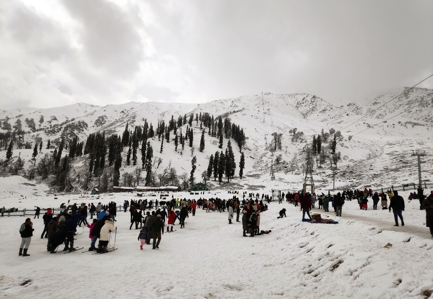 Kashmir, What Is Chillai Kalan, Chillai Kalan, winter in Kashmir, Kashmir weather, severe cold, Gulmarg snowfall, Kashmir tourism, Gulmarg, winter, Dal Lake freezing, Kangri, Kashmiri tradition, Kashmiri firepot, 40 days of winter, Harisa, Kashmiri dish, Srinagar snowfall, Kashmiri food, Kashmiri drink, utility news