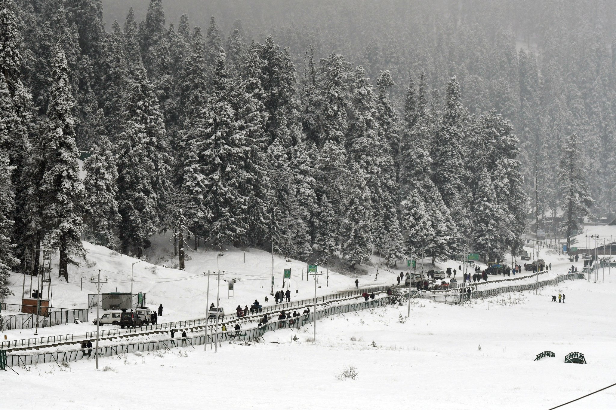 Kashmir, What Is Chillai Kalan, Chillai Kalan, winter in Kashmir, Kashmir weather, severe cold, Gulmarg snowfall, Kashmir tourism, Gulmarg, winter, Dal Lake freezing, Kangri, Kashmiri tradition, Kashmiri firepot, 40 days of winter, Harisa, Kashmiri dish, Srinagar snowfall, Kashmiri food, Kashmiri drink, utility news