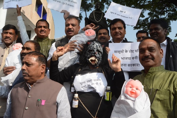 MP Assembly Winter Session, Chhindwara Cough Syrup Scandal, MP Second Supplementary Budget, Municipal Body Election Amendment Bill, Shop Amendment Bill, Madhya Pradesh News, Assembly Ruckus, Putana Effigy Protest