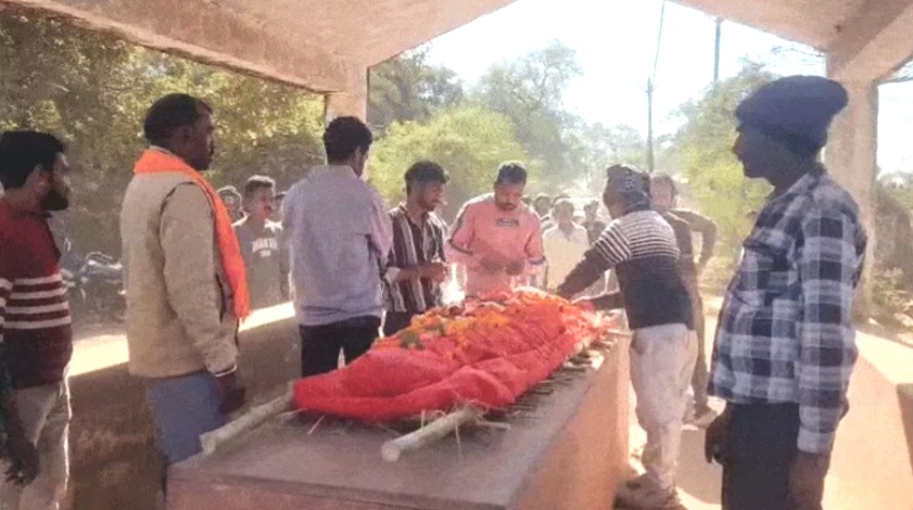 daughter inter caste marriage, daughter love marriage, Vidisha news, funeral of living daughter, inter caste marriage dispute, symbolic funeral, declared socially dead, love marriage family opposition, Kushwaha family, Madhya Pradesh, family angry, mp news, love marriage,