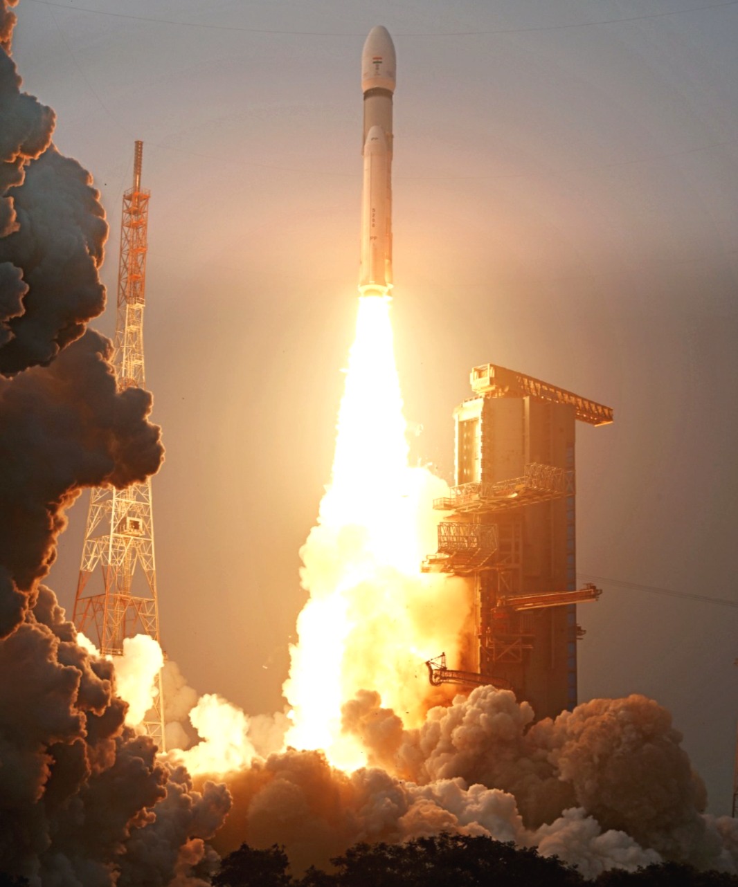 ISRO, BlueBird Block-2 Launch, BlueBird Block-2, what is BlueBird Block-2, ISRO BlueBird Block-2 Launch, 5G without mobile towers, satellite-based mobile connectivity, LVM3-M6 rocket, AST SpaceMobile, direct to phone satellite internet, India's heaviest satellite, NewSpace India Limited, Low Earth Orbit satellite, satellite internet