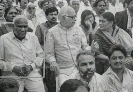 Digvijaya Singh tweet on PM Modi, Digvijaya Singh praises RSS organization, PM Modi old photo with Advani, Congress vs BJP organization structure, , Digvijaya Singh message to Rahul Gandhi, MP Congress news, Digvijay Singh's tweet, PM Modi's old picture, Digvijay Singh praised the RSS,