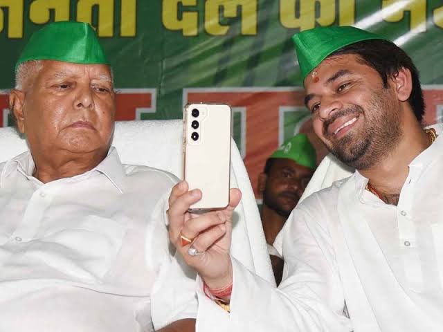 Tej Pratap Yadav curd-rice feast, Lalu Yadav meets Tej Pratap, Tejashwi Yadav and Rabri Devi, Bihar politics news, RJD expels Tej Pratap, Tej Pratap Yadav News in Hindi, Lalu Prasad Yadav on Tej Pratap