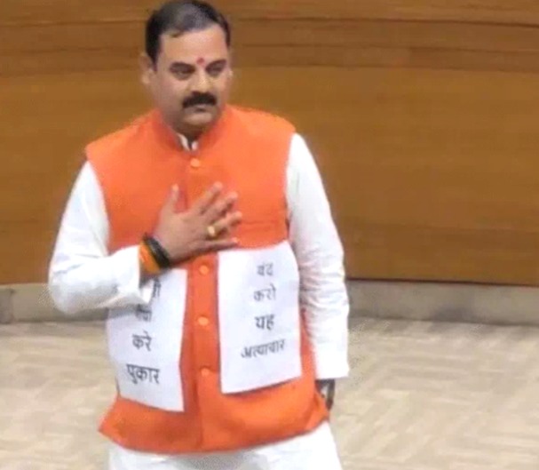 Bhopal Slaughter House case, Bhopal Municipal Corporation, Beef Row, Mayor Malti Rai Resignation Demand, Jinsi Slaughter House, Bhopal, Aslam Qureshi, Bhopal News, Veterinary Doctor Suspended, Madhya Pradesh, Cow Slaughter Protest,