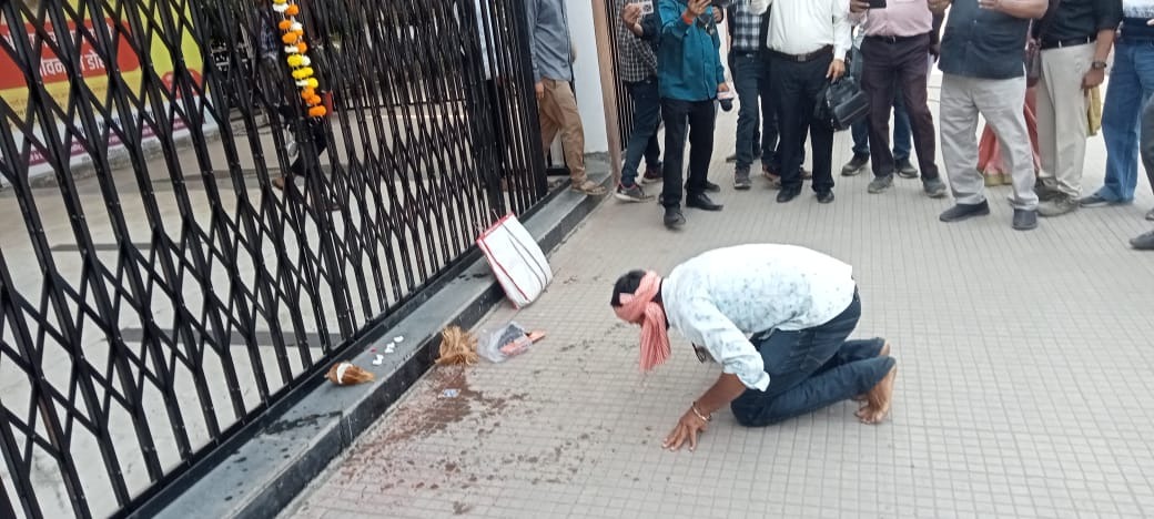 Burhanpur Farmer Protest, Burhanpur News, MP news, MP Farmer Protest, RTI Corruption MP, Lakkhan Patel Burhanpur, Collectorate Temple Protest, Madhya Pradesh, unique Protest