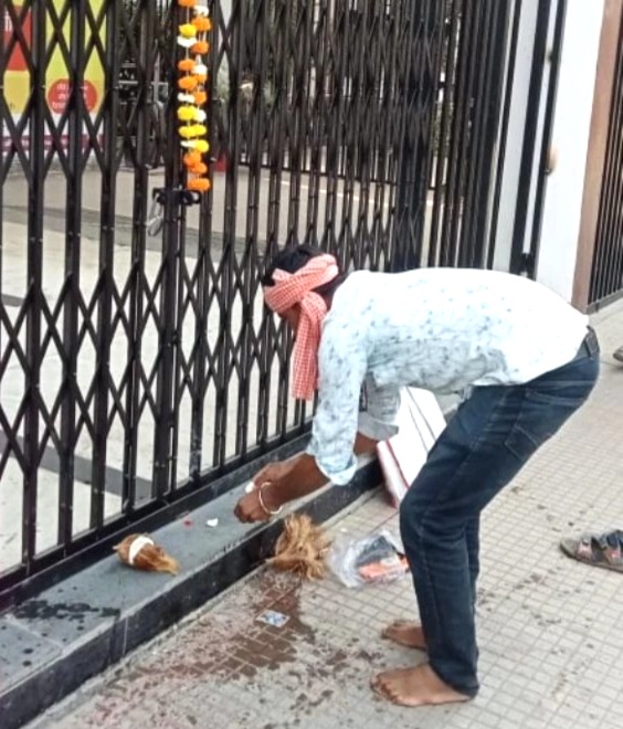 Burhanpur Farmer Protest, Burhanpur News, MP news, MP Farmer Protest, RTI Corruption MP, Lakkhan Patel Burhanpur, Collectorate Temple Protest, Madhya Pradesh, unique Protest