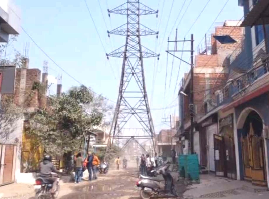Bhopal High Tension Pole Road, Karond Vinayak Colony Eiffel Tower Road, Bhopal Weird Engineering News, High Tension Line Danger Bhopal,
