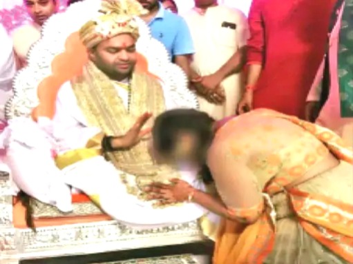 Uttam Swami Maharaj, Mahamandaleshwar Ishwaranand, Ashwatthama sighting, Uttam Swami Rape Allegations, Narmada Parikrama, Prahlad Patel Book, Spiritual News India