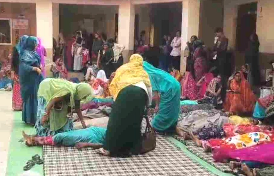 Dhar Sterilization Camp News, Dhar Tribal Women Sterilization News, MP Health Department Negligence, Dr. Rakesh Dawar Dhar Case, MP News Hindi,