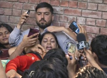 Delhi University Controversy Ruchi Tiwari Journalist Attack DU UGC Protest News Journalist Attack in Delhi University Ruchi Tiwari, Delhi University, Delhi University controversy, Attack on female journalist,