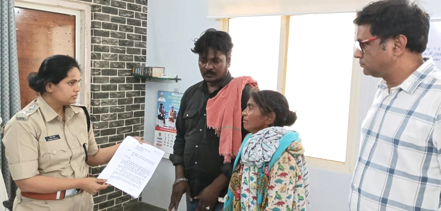 Monalisa Bhosle, Sanoj Mishra allegations, Mahakumbh Viral Girl, The Diary of Manipur Director, Farman Khan Monalisa Marriage, Love Jihad Controversy, Kerala Temple Marriage, Rudraksh Girl Monalisa, Sanoj Mishra Controversy, Monalisa Bhosle Suicide Threat